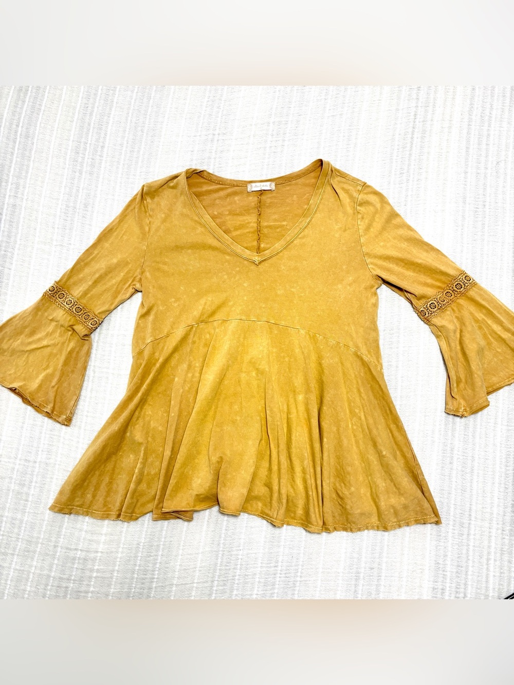 Altar’d State Women’s Medium Boho V-Neck Bell Sleeve Top in Mustard